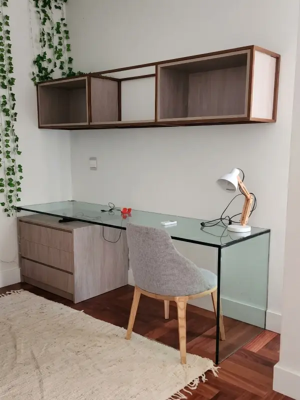 Detalle de acabado del escritorio de oficina