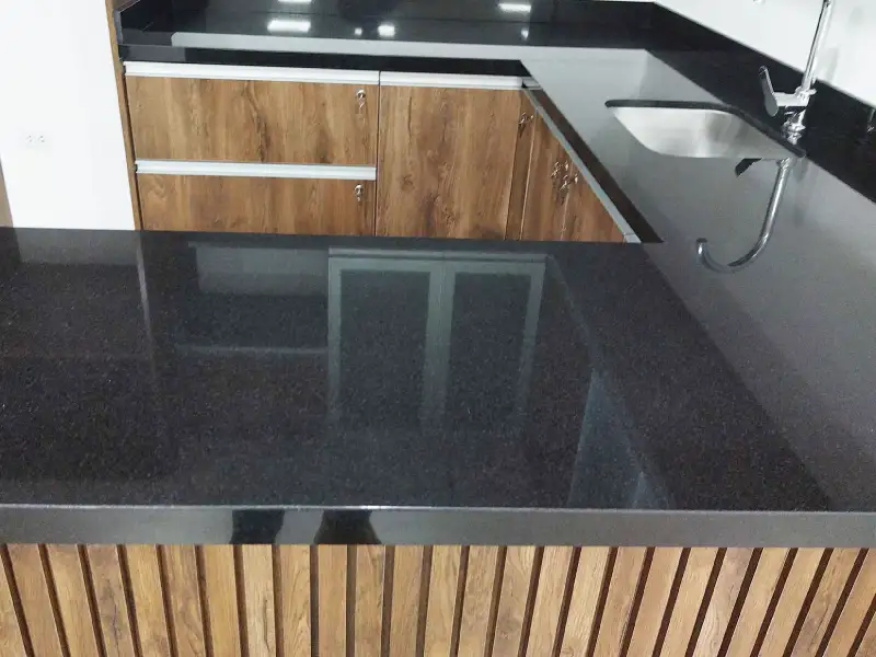Detalle de acabado de granito mueble de cocina