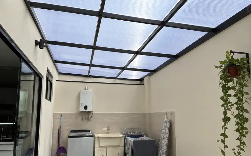 Cobertura de policarbonato para patios y ambientes